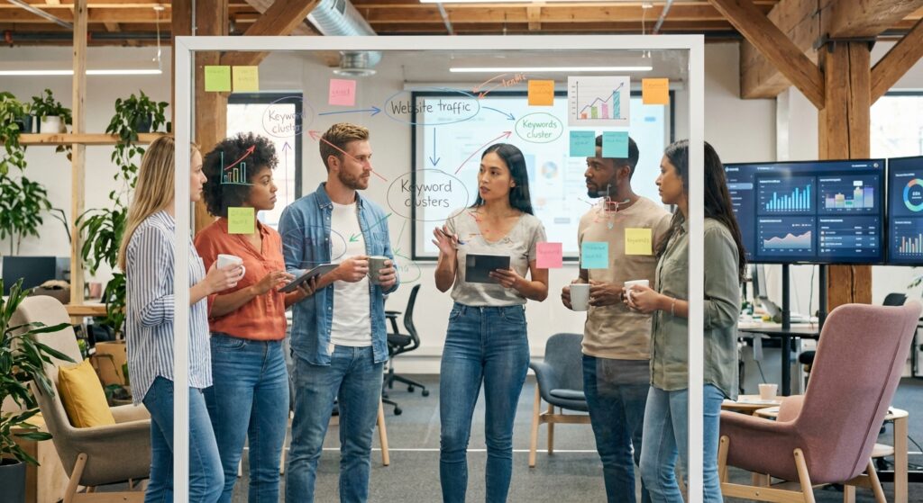 Equipe marketing digital collaborant sur une strategie SEO pour entreprise grenobloise